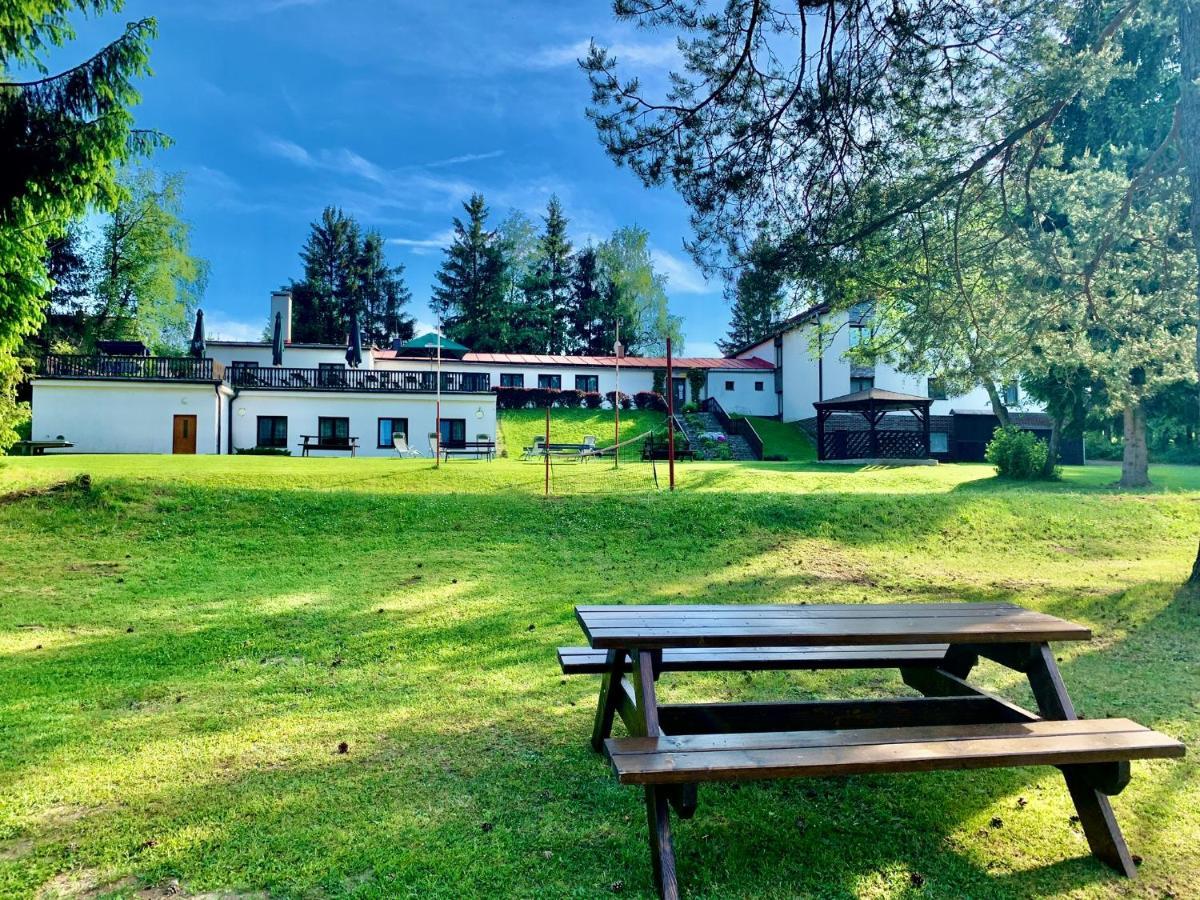 Hotel A Penzion Pegas Vlachovice エクステリア 写真